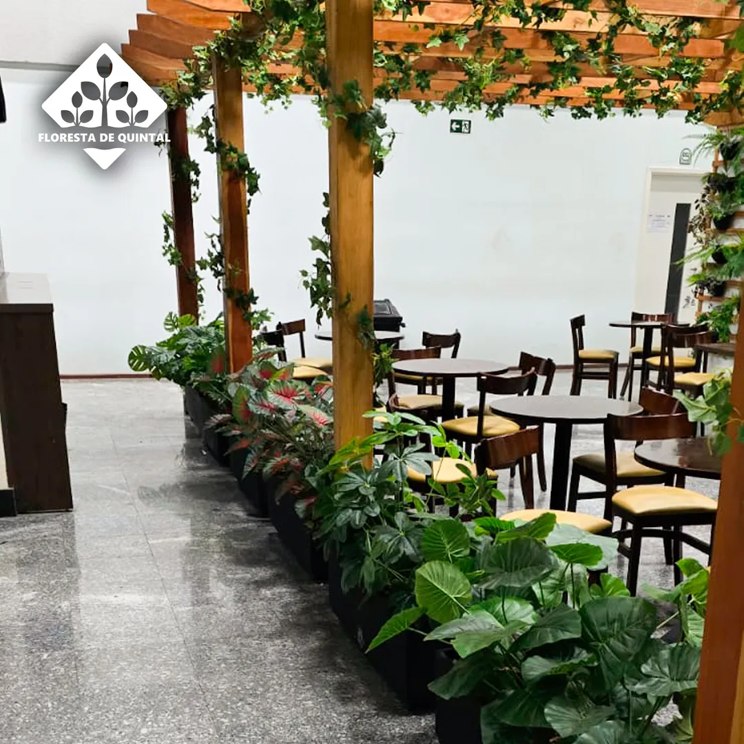 Pergolado com trepadeiras e canteiro num restaurante
